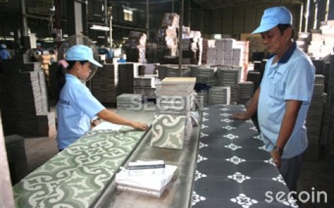 Nhà máy Lê Minh Xuân (Tp.HCM) lắp thêm thiết bị nâng sản lượng gạch bông tăng thêm 20%